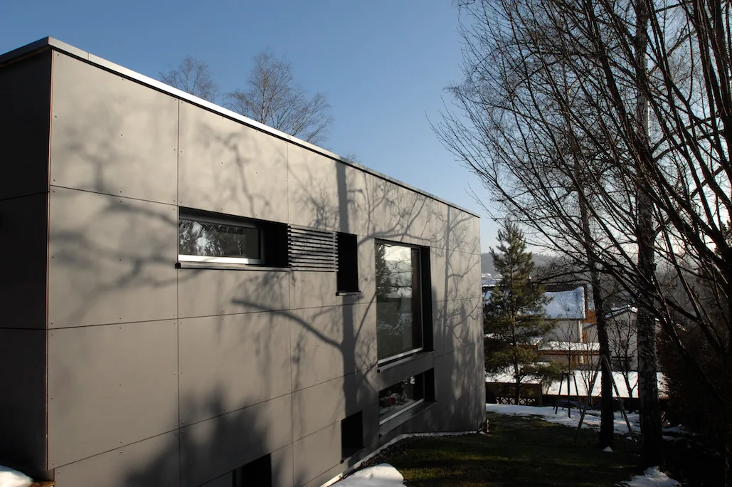 Fassade mit Fensterband und Schattenwurf, Aussenansicht