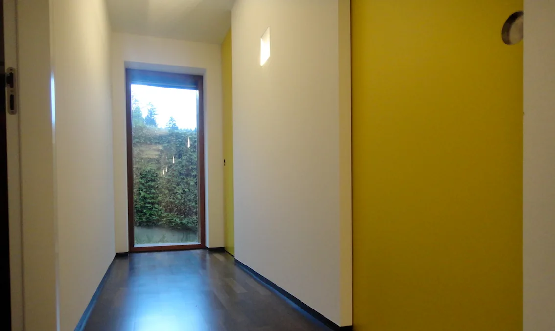 Flur mit Fenstertür am Ende, Innenansicht