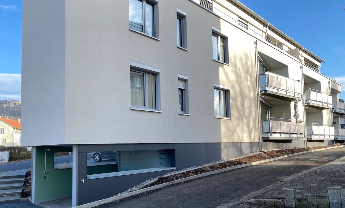 Mehrfamilienhaus mit Balkonen, Aussenansicht