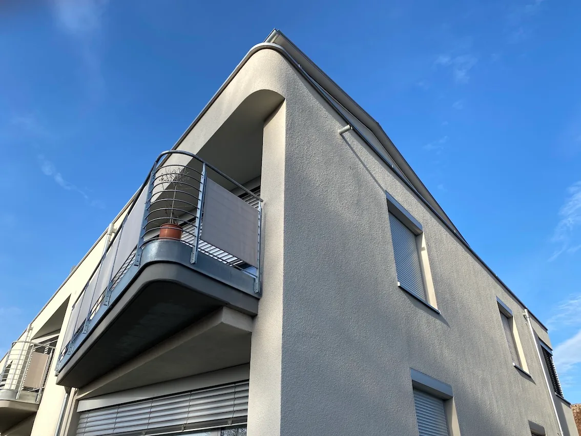 Gerundeter Balkon an der Gebäudeecke, Aussenansicht