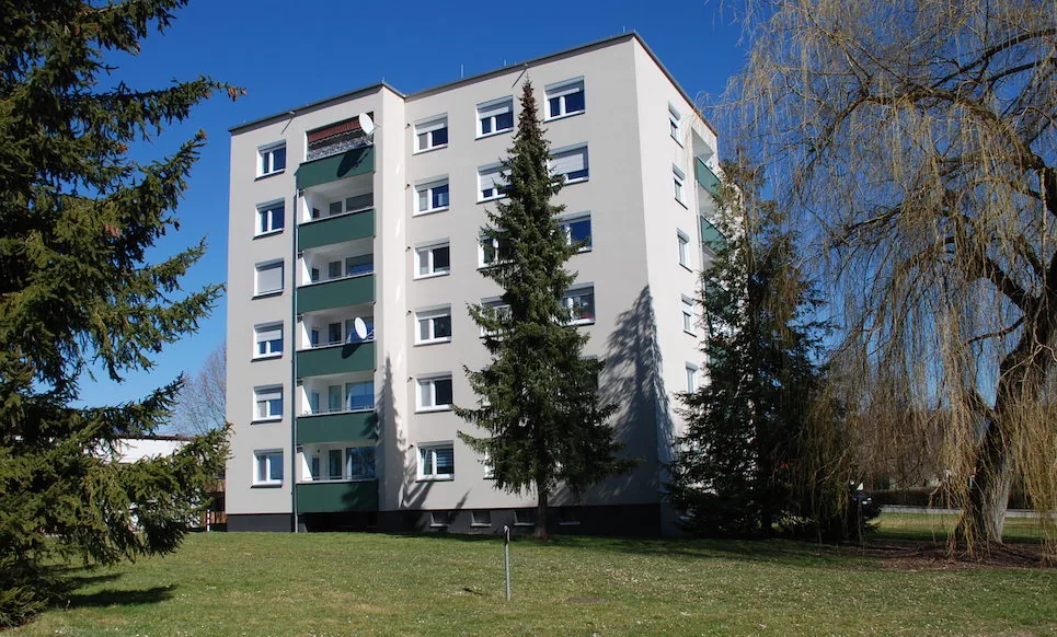 Mehrgeschossiges Wohnhaus im Grünen, Aussenansicht
