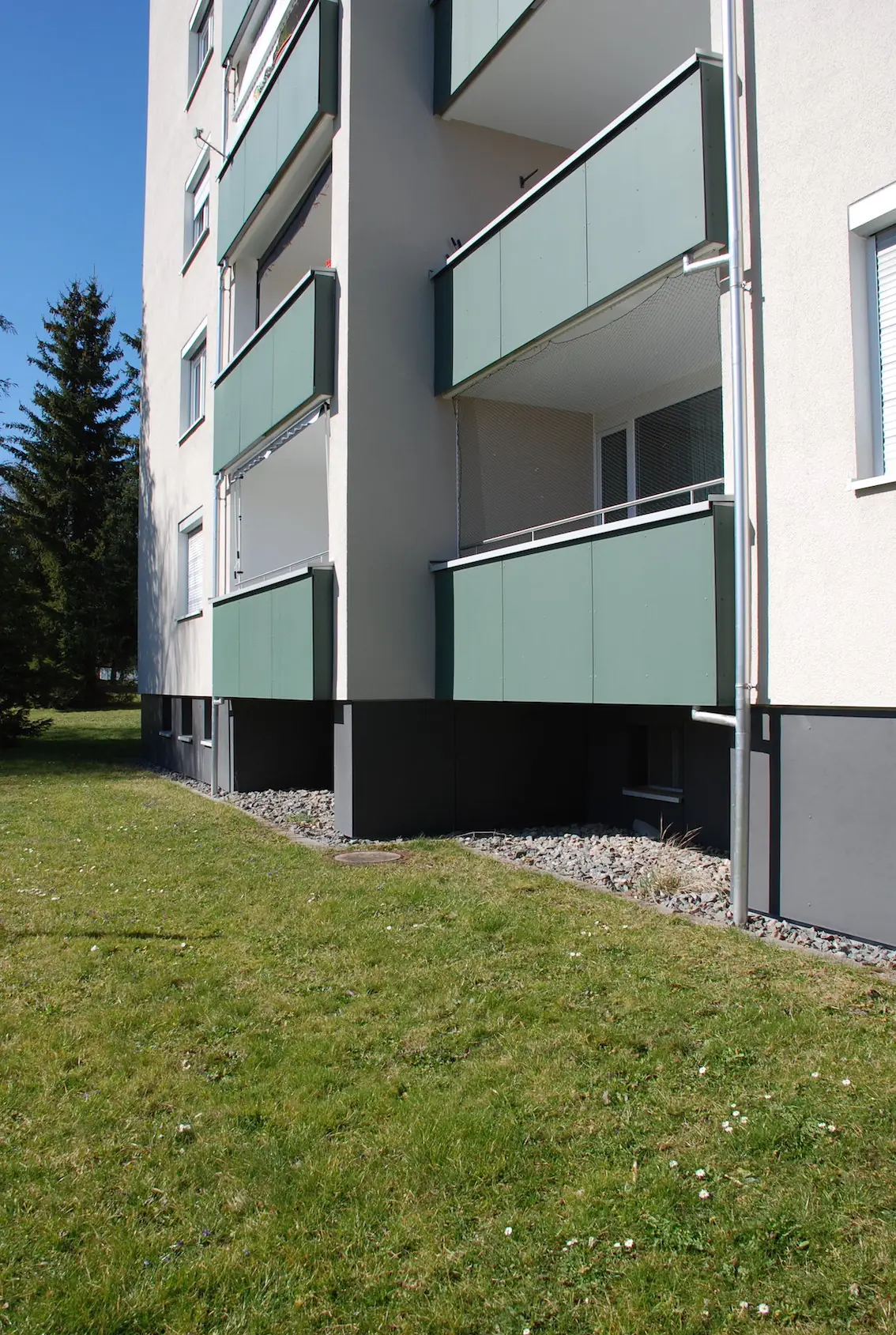Balkone mit farbiger Brüstung, Detail