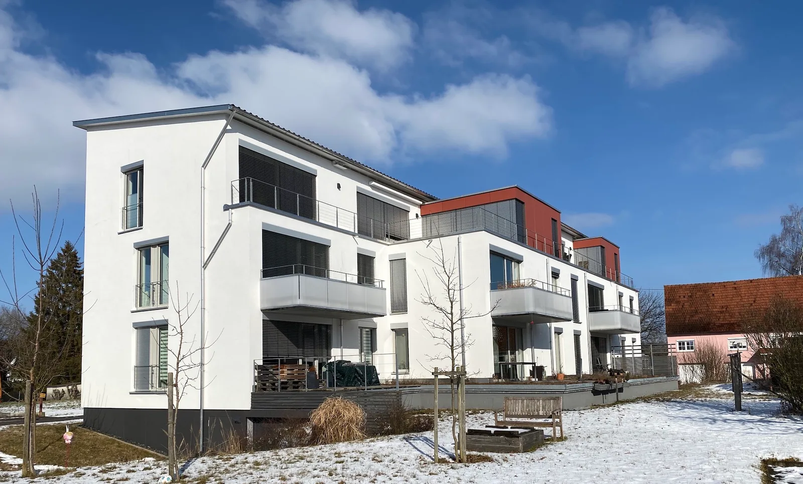 Mehrfamilienhaus mit Balkonen, Aussenansicht