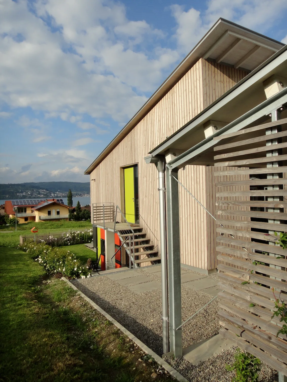 Holzhaus mit Aussentreppe, Aussenansicht
