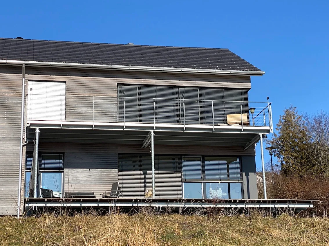 Wohnhaus mit Balkon, Aussenansicht