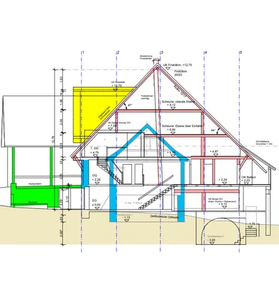 Gezeichneter Gebäudeschnitt einer Bauaufnahme mit farbig markierten Bauteilen
