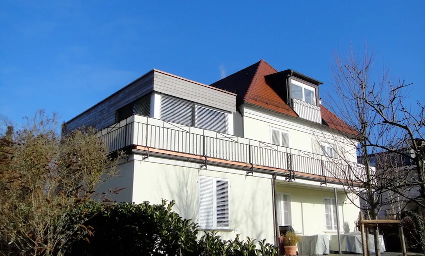 Wohnhaus mit Dachaufstockung, Aussenansicht