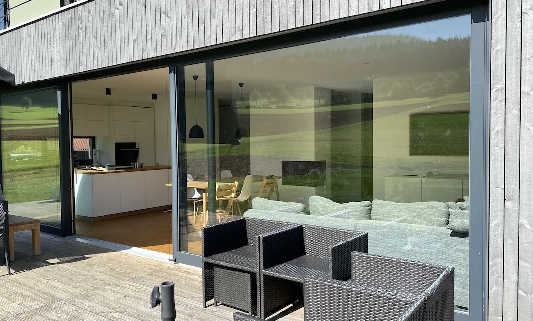 Wohnhaus mit Glasfront zur Terrasse, Aussenansicht